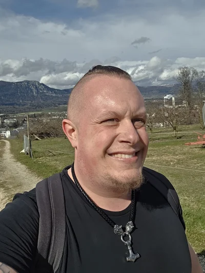 Simon, der Autor dieser Seite, draussen in der Natur bei Zuchwil