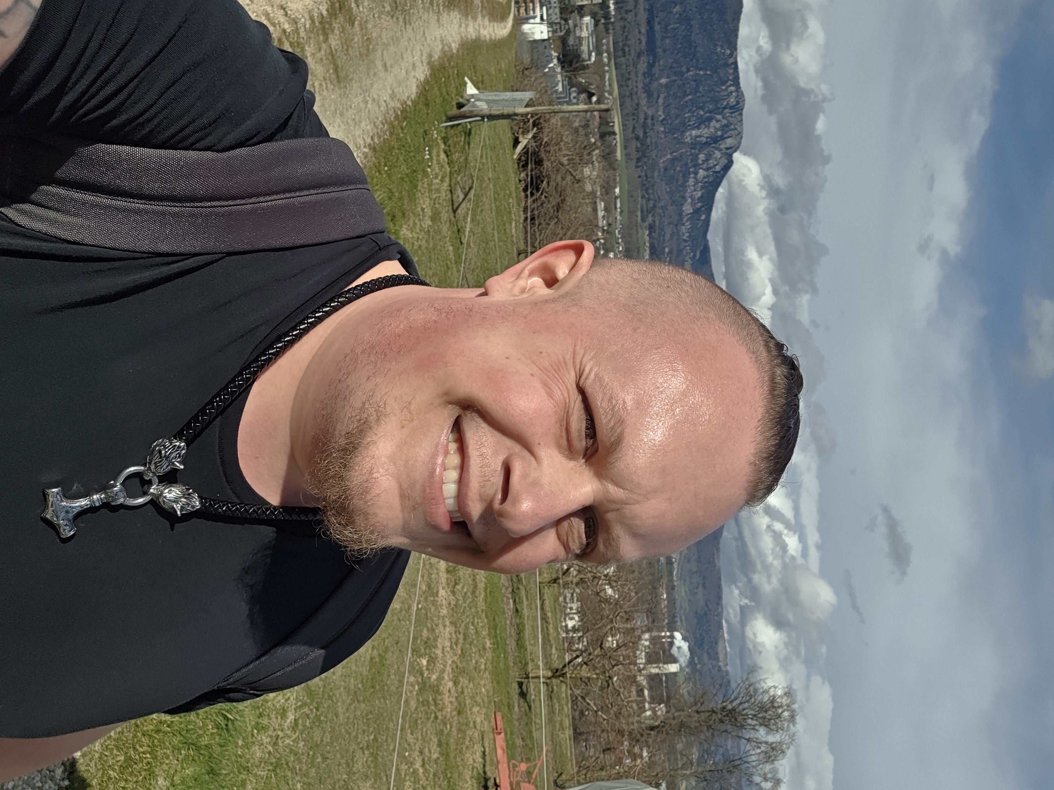 Simon H. – lächelnd in der Natur bei Solothurn